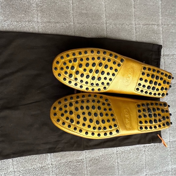 Tod’s Gommino Driving Shoes in Gold Patent Leather. Size 37.5 - Picture 5 of 8